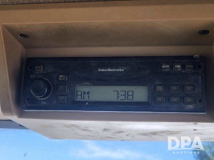 2000-john-deere-8310-image-23