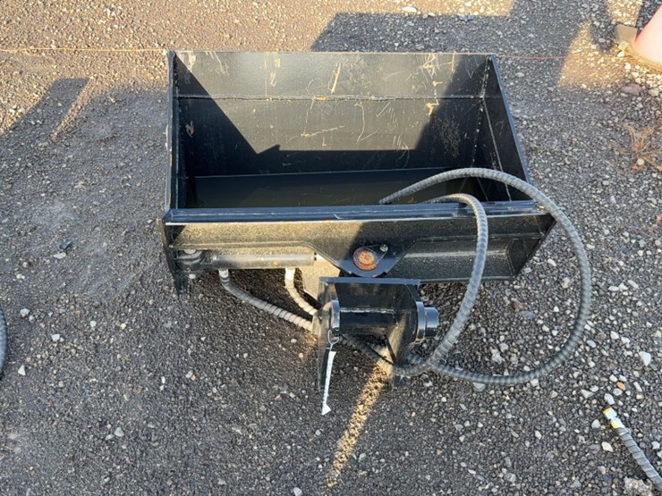 #2010-•-giyi-36"-excavator-hyd-tilt-smooth-bucket-image-3