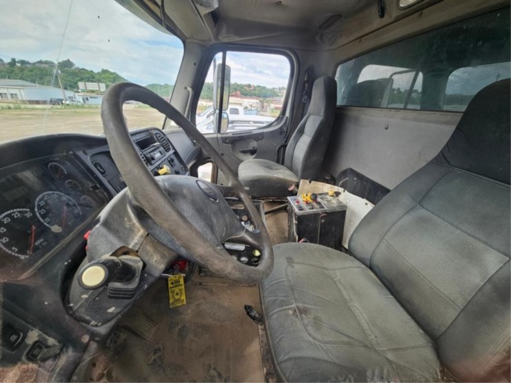 #2526-•-2007-freightliner-m2-tandem-axle-dump-truck-image-36