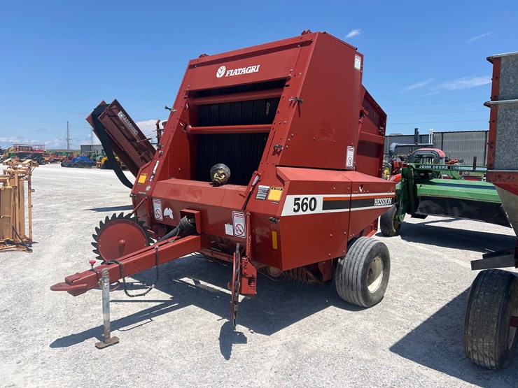 hesston-560-image-1