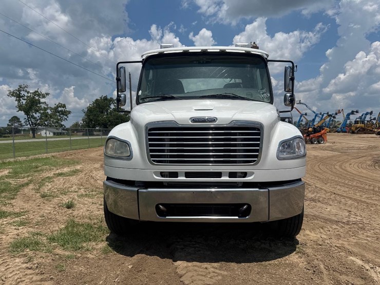 2014-freightliner-s/a-service-truck-image-3