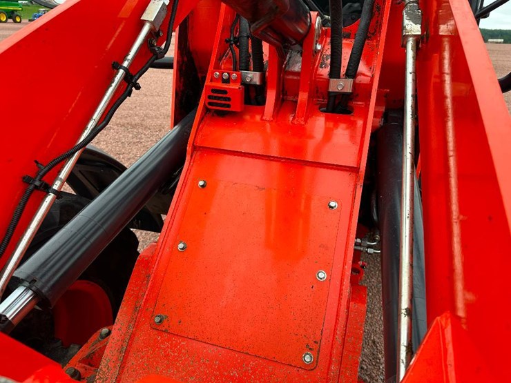 2021-kubota-r640-image-33