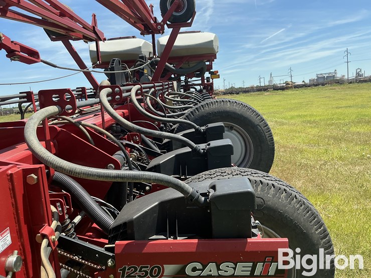 2011-case-ih-1250-image-16