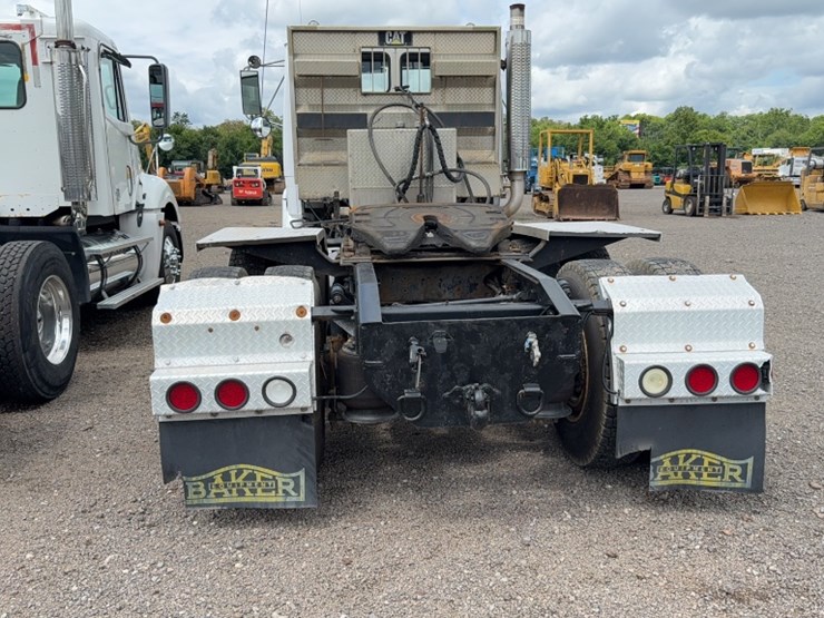 2003-freightliner-fl112-image-8