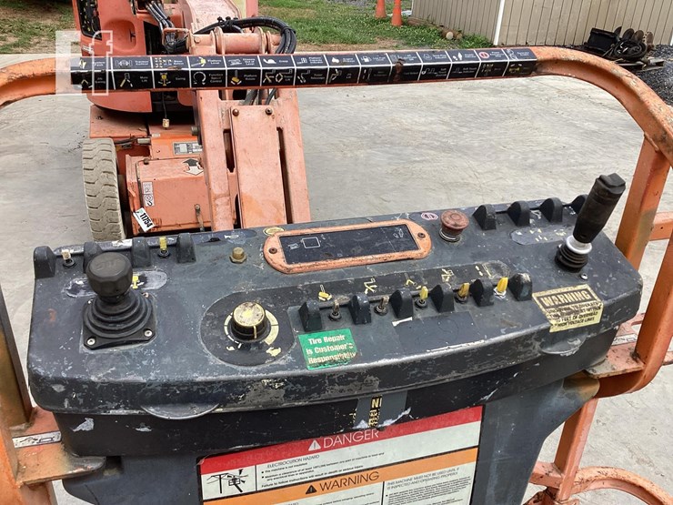 2005-jlg-e300ajp-image-9