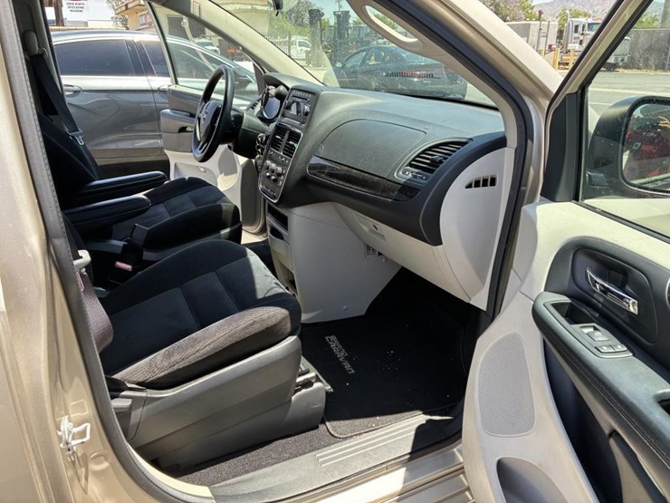 2015-dodge-grand-caravan-image-9