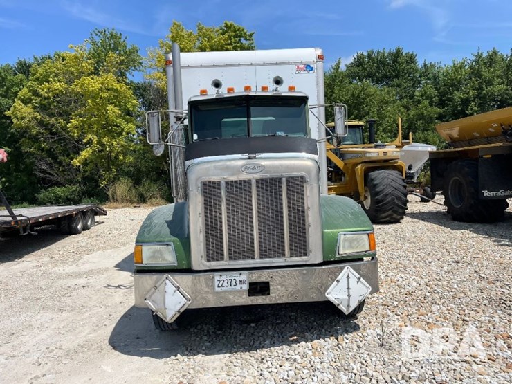 1999-peterbilt-385-image-3