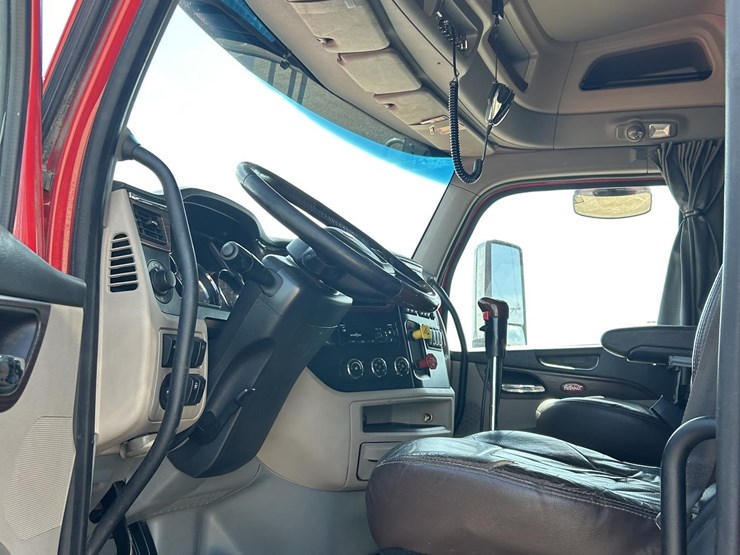 2020-peterbilt-567-image-19