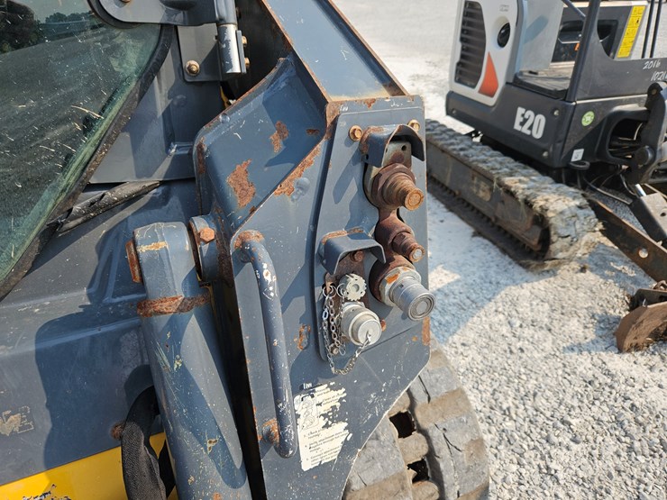 2020-deere-317g-image-6