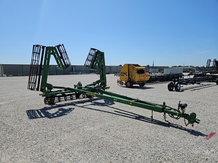 2016-john-deere-200-image-13