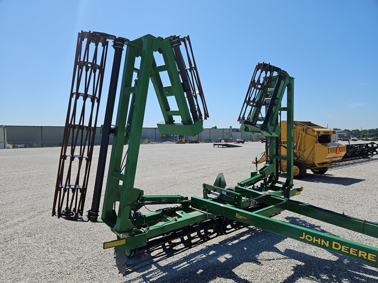 2016-john-deere-200-image-12