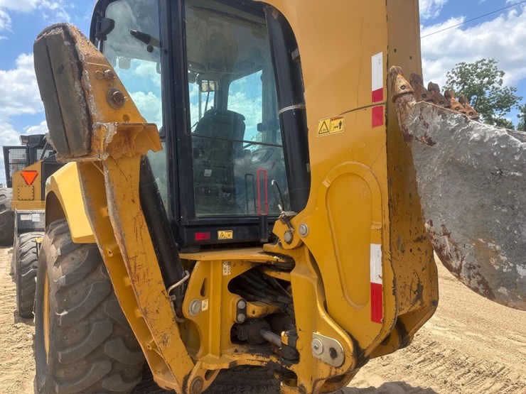 2019-caterpillar-440-image-12