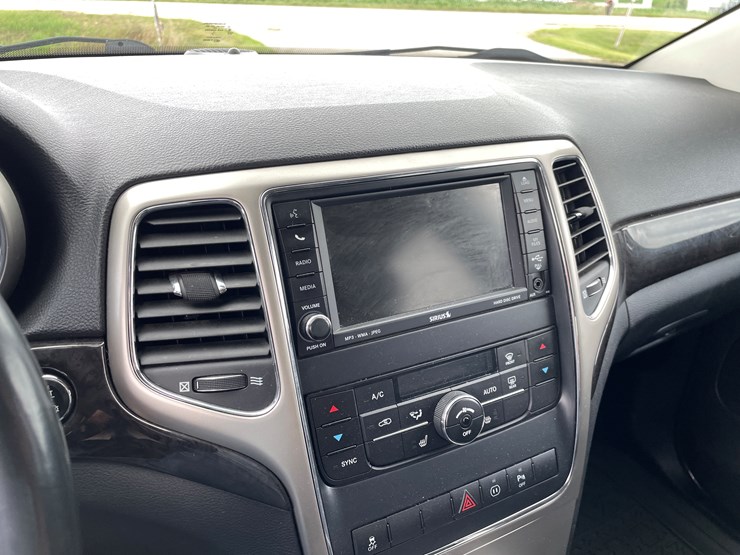 2011-jeep-grand-cherokee-laredo-image-18