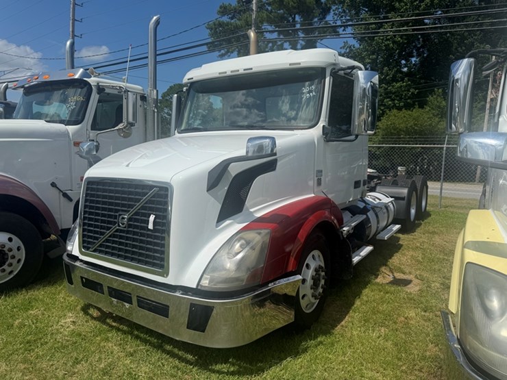 2015-volvo-vnl64t---d13-with-405-hp---10-sp-588,720-miles-showing-- 4v4nc9eg7fn933949-image-1
