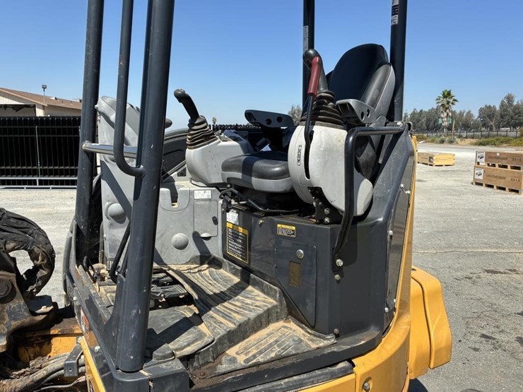 2022-deere-35g-image-15