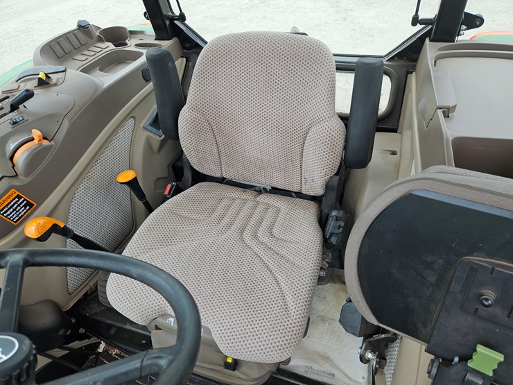 2020-john-deere-6105e-image-19