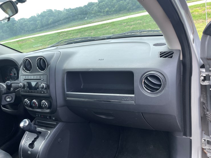 2011-jeep-compass-image-38