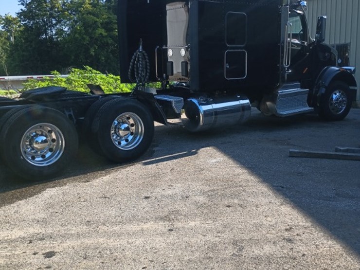 2020-peterbilt-567-image-2