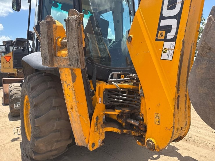 2017-jcb-3cx-image-15