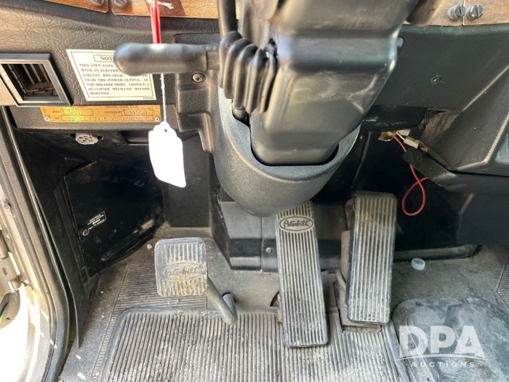 1999-peterbilt-385-image-69