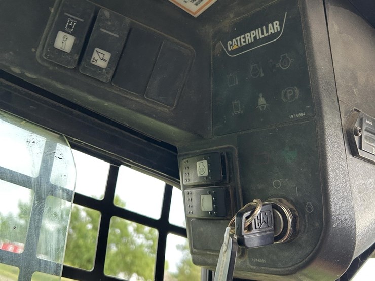 caterpillar-242-image-22