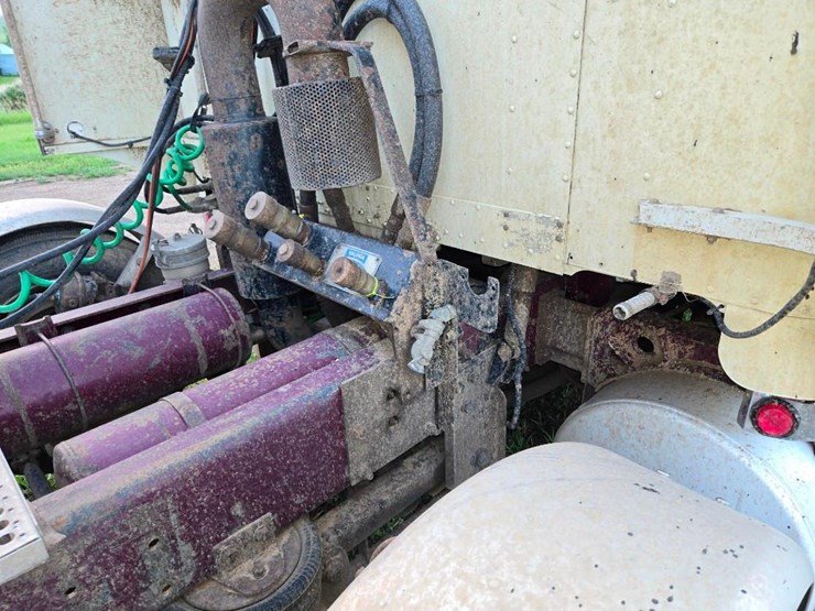 2000-peterbilt-379-image-4