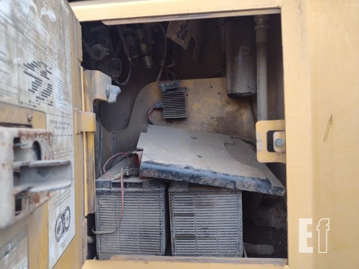 2006-deere-700j-lt-image-46