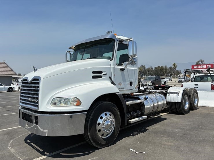 2018-mack-pinnacle-truck-tractor-image-1