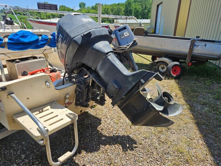 #2545-•-boston-whaler-montauk-17-fiberglass-boat-image-12