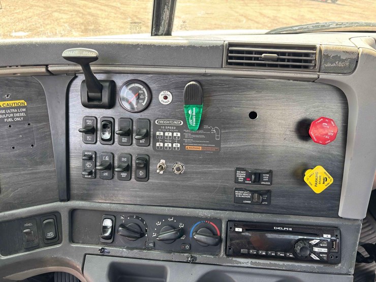 2008-freightliner-columbia-straight-truck-image-34
