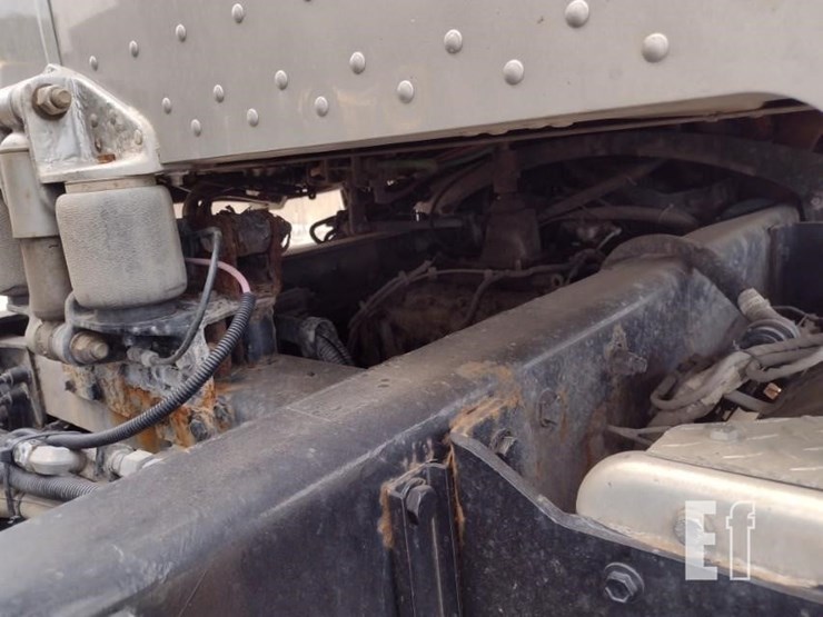 2011-peterbilt-388-image-35