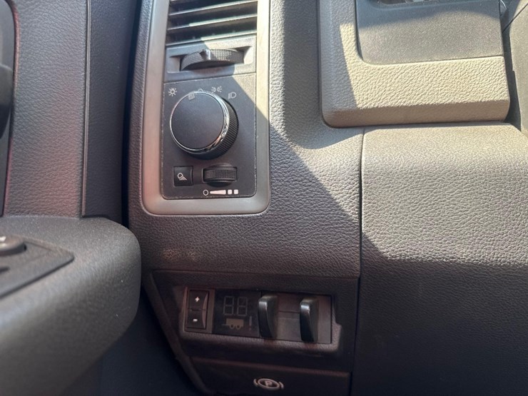 2013-dodge-ram-1500-image-33