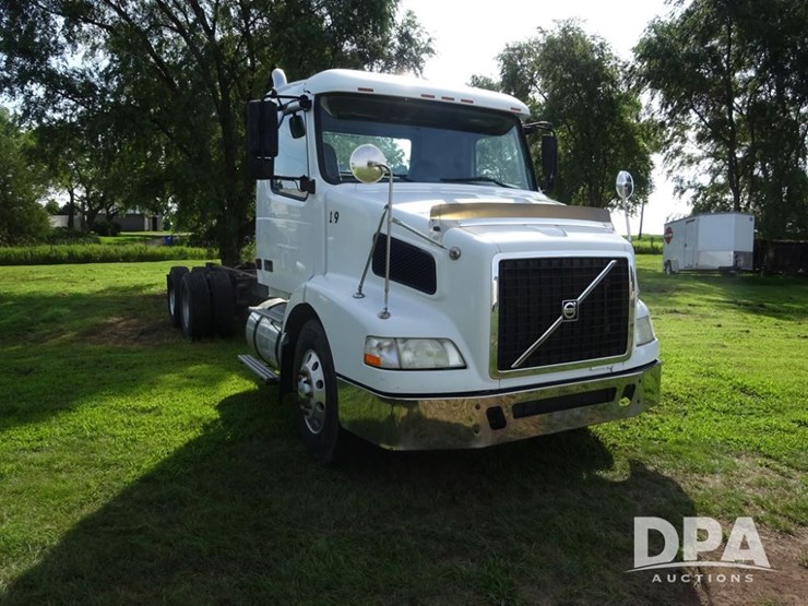 2005-volvo-10-image-8