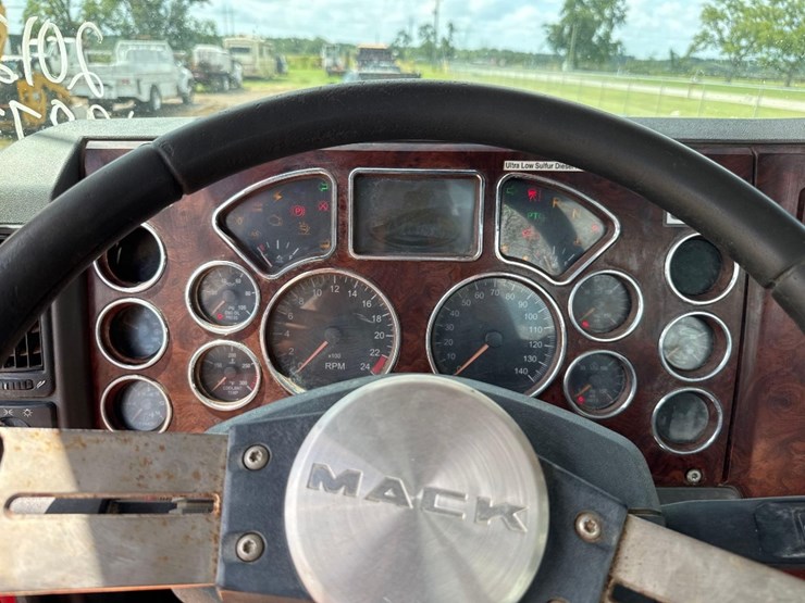 2012-mack-chu613-day-cab-flat-top-road-tractor-image-28