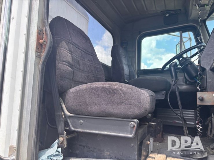 2000-peterbilt-357-image-82