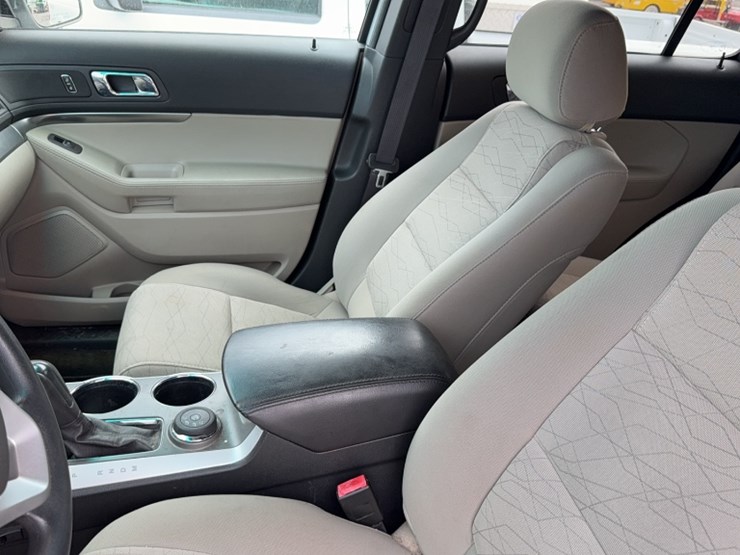 2013-ford-explorer-image-16