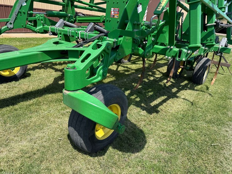 2011-john-deere-2410-image-9
