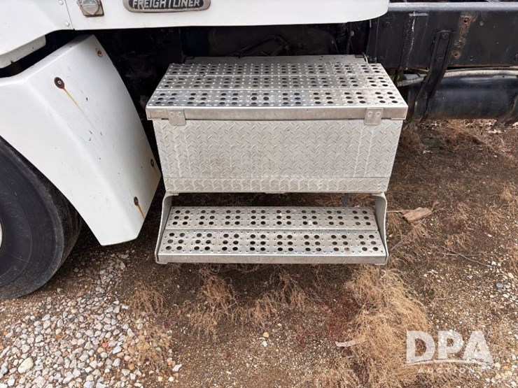 2000-freightliner-truck-(gp11021,-unit-398)-image-24