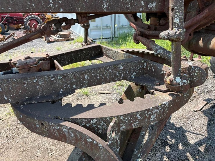 caterpillar-2wd-gator-image-13