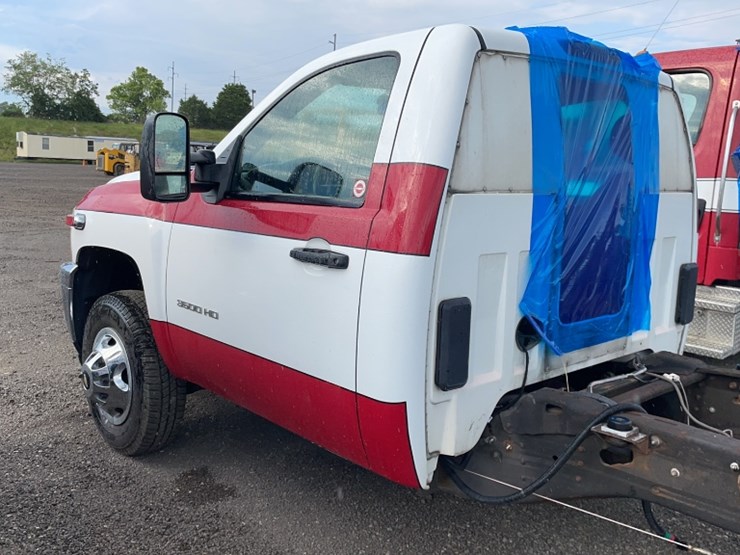 2011-chevrolet-3500-image-11
