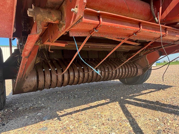 hesston-560-image-10