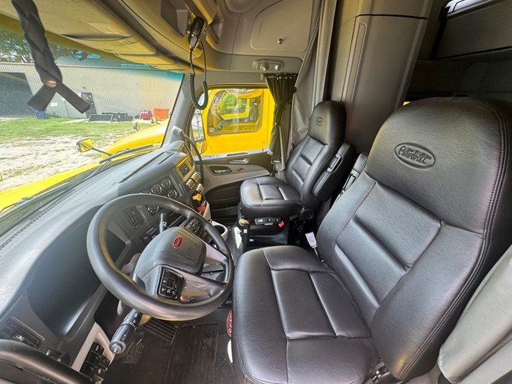 2023-peterbilt-579-image-5