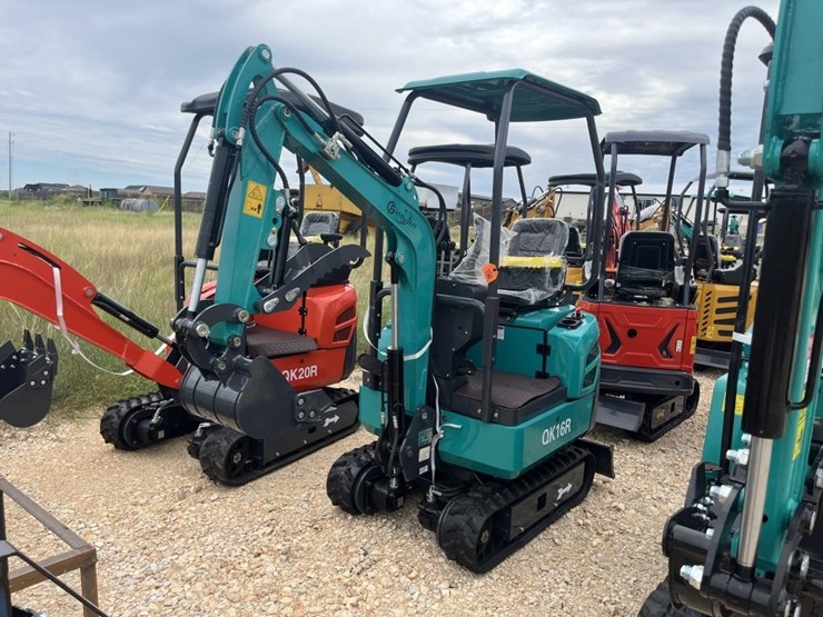 cfg-qk16r-mini-excavator-image-1