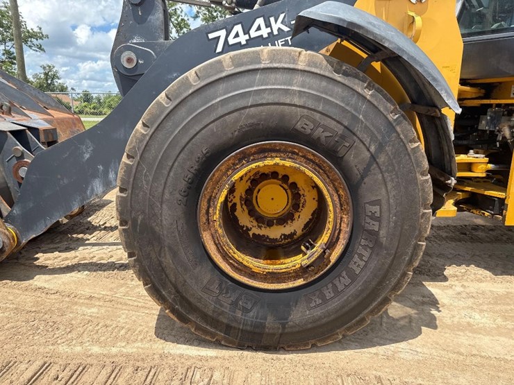 2015-deere-744k-image-10