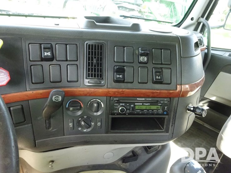 2005-volvo-10-image-74