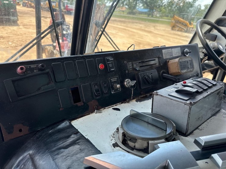 2013-mack-leu633-image-29
