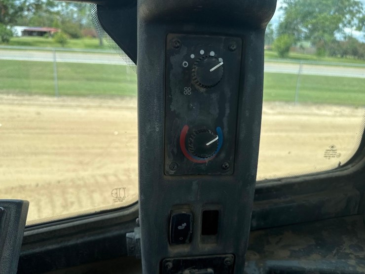 2017-deere-624k-image-25