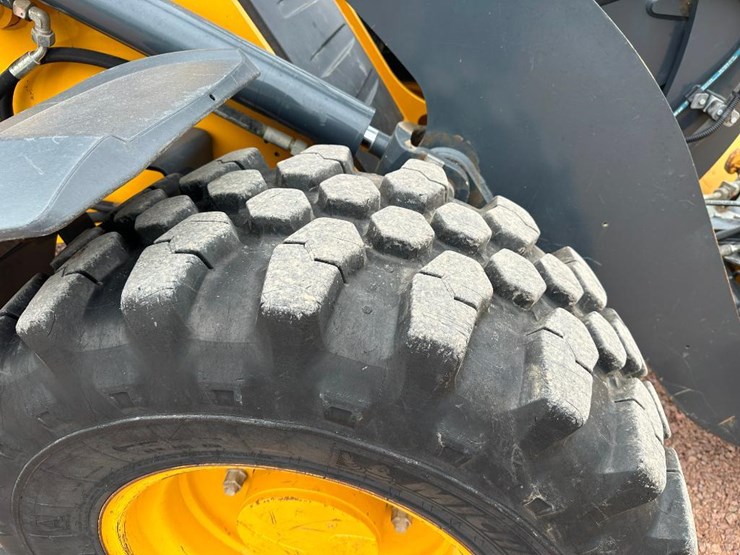 2019-deere-244l-image-11