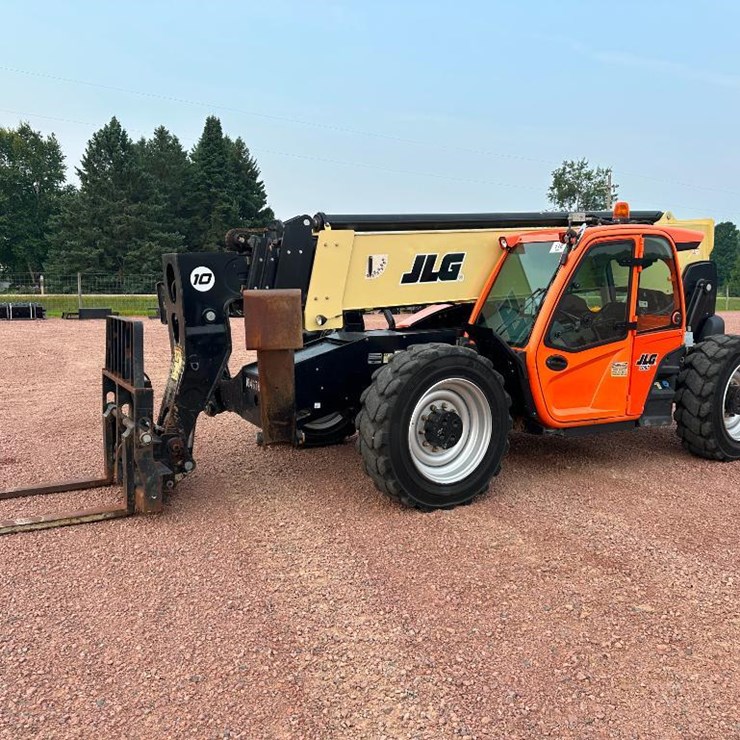2016 JLG 1055