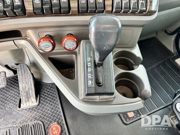 2016-kenworth-t880-image-91